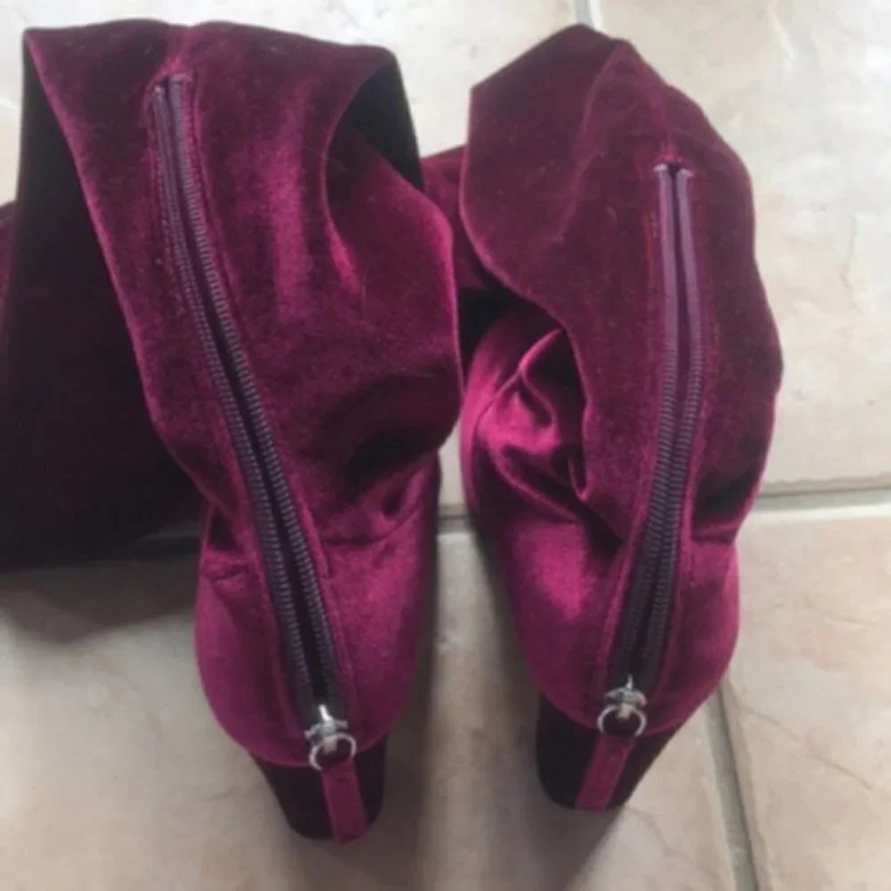 NWOB Steve Madden Burgundy Emotions Velvet Sock Boot Size 5.5M